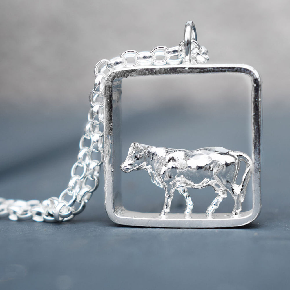 Sterling silver cow necklace, Handmade cow jewellery for women, silver cow necklace, Elegant pendant in sterling silver, Perfect gift for cow lovers, Silver cow charm necklace on a stylish belcher chain
Cow-themed jewellery gift box – Ideal cow gift for her